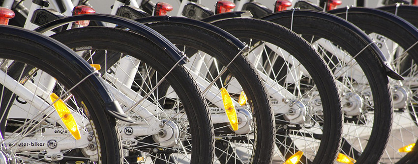 Ett antal cykeldäck på rad